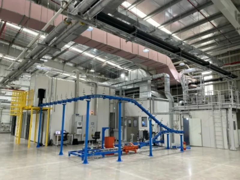 Minh họa quy trình sơn tĩnh điện cho chi tiết xe máy bao gồm các bước chuẩn bị bề mặt, phun sơn và nung trong lò, thể hiện công nghệ hiện đại